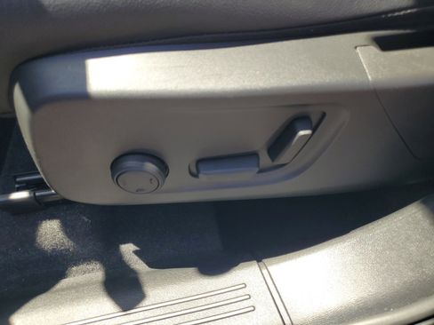 Used 2022 Volvo XC40 T5 Momentum image 7