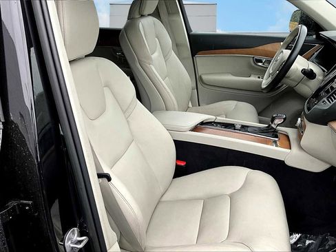 Used 2022 Volvo XC90 T6 Momentum w/ Climate Package image 14
