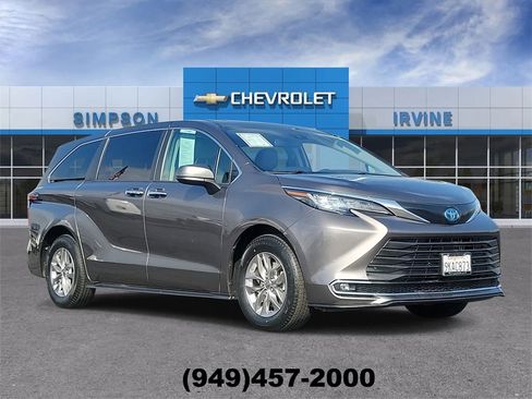 Used 2022 Toyota Sienna XLE image 1