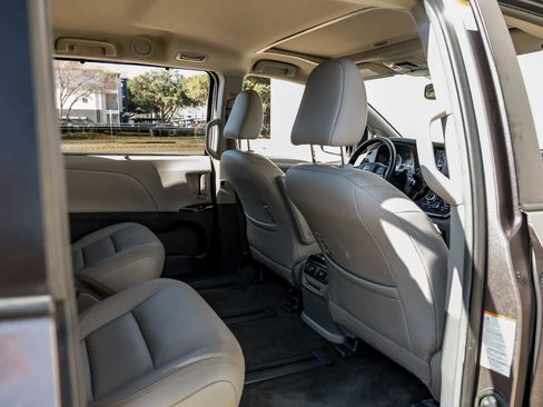 Used 2018 Toyota Sienna XLE image 39
