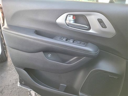 Certified 2020 Chrysler Pacifica Limited w/ Advanced Safetytec Group image 14