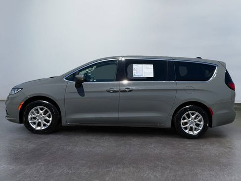 Used 2023 Chrysler Pacifica Touring-L FWD image 6