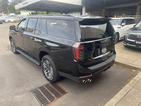 Used 2025 Chevrolet Suburban Z71 image 3