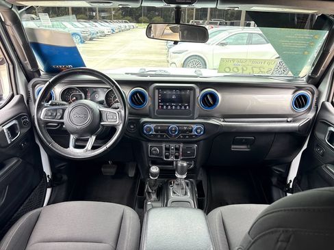 Used 2020 Jeep Gladiator Overland w/ Safety Group AWD/4WD image 8