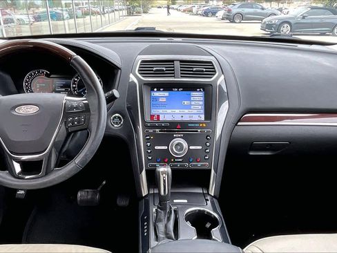 Used 2017 Ford Explorer Platinum image 11