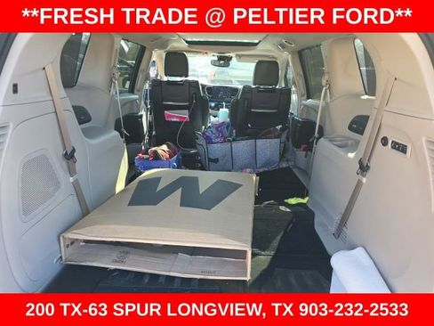 Used 2023 Chrysler Pacifica Limited w/ Uconnect Theater Family Group image 17