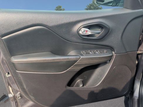 Used 2016 Jeep Cherokee Limited FWD image 8