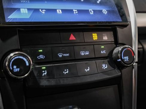 Used 2017 Toyota Camry SE image 32