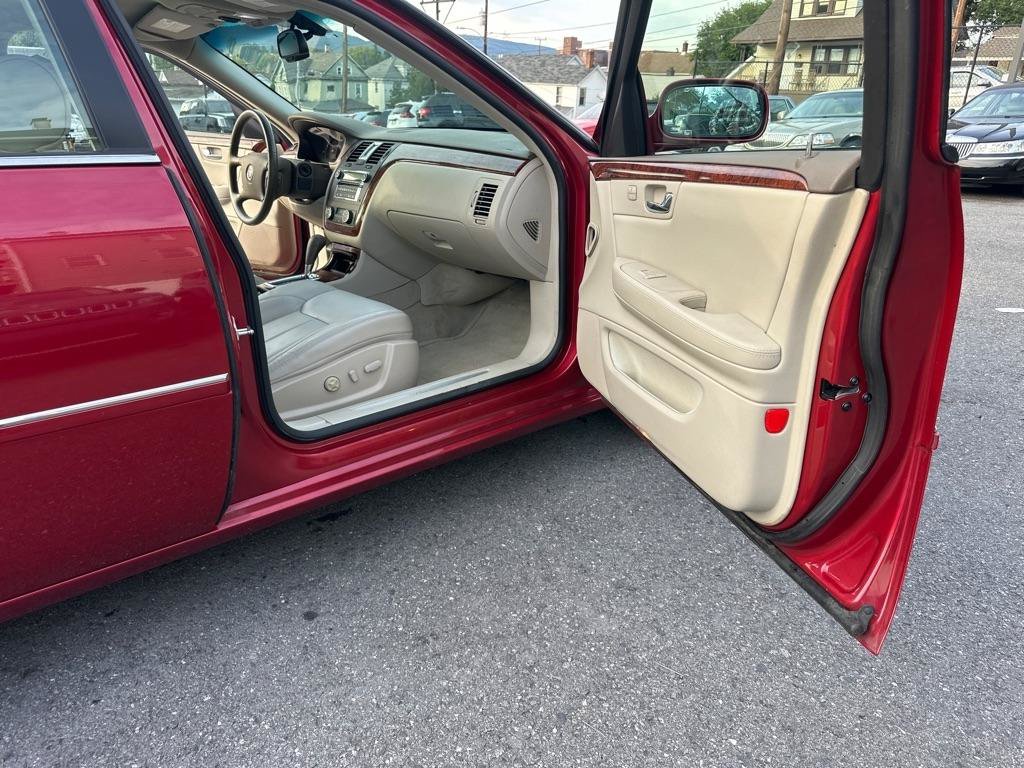 Used 2006 Cadillac DTS w/ Trunk Convenience Package FWD image 35