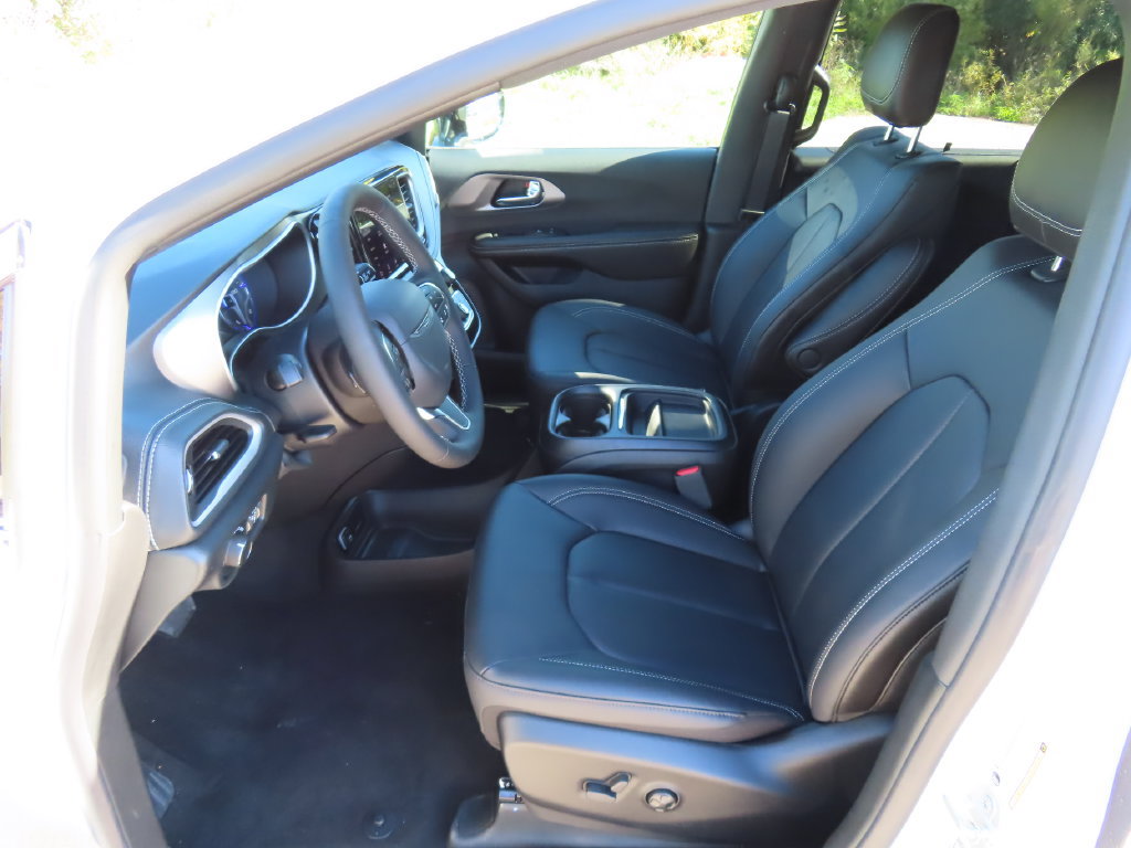 New 2027 Chrysler Pacifica Select AWD/4WD image 18