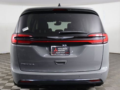 Used 2023 Chrysler Pacifica Touring-L image 13