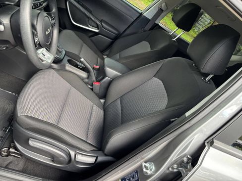Used 2025 Kia Soul LX w/ LX Technology Package FWD image 33