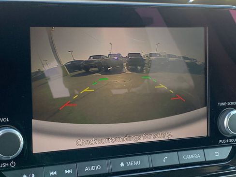 Used 2025 Nissan Pathfinder SV image 18