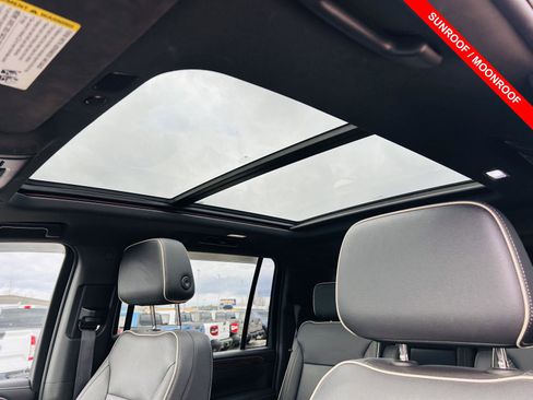 Used 2022 Chevrolet Suburban Premier image 4