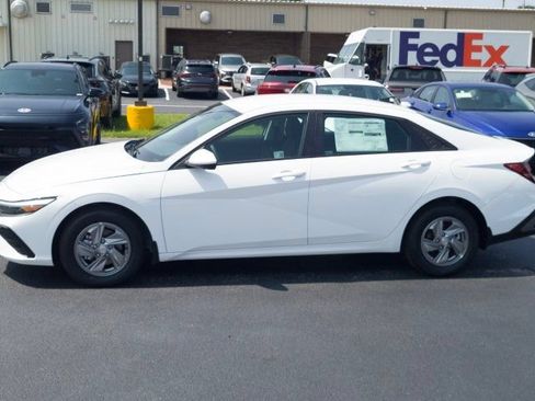 New 2026 Hyundai Elantra SE FWD image 8