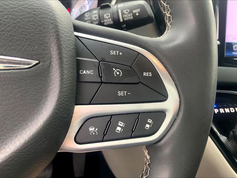 Used 2023 Chrysler Pacifica Touring-L FWD image 23
