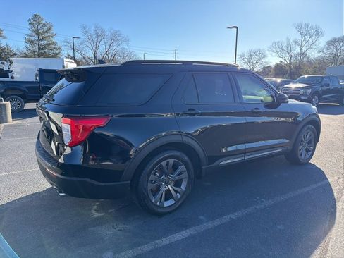 Used 2022 Ford Explorer XLT w/ Equipment Group 202A image 6