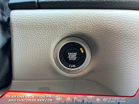 Used 2023 Chrysler Pacifica Touring-L image 30