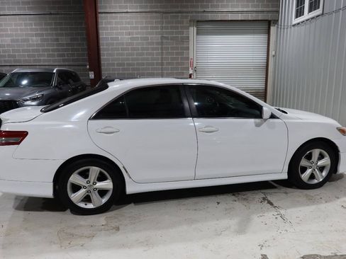 Used 2011 Toyota Camry SE w/ SE Extra-Value Pkg #1 FWD image 6
