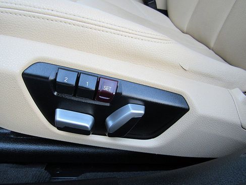 Used 2018 BMW 320i xDrive Sedan image 21