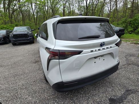 Used 2023 Toyota Sienna XLE FWD image 5