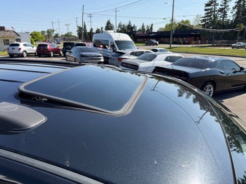 Used 2015 Chrysler Town & Country Touring-L w/ Driver Convenience Group FWD image 4