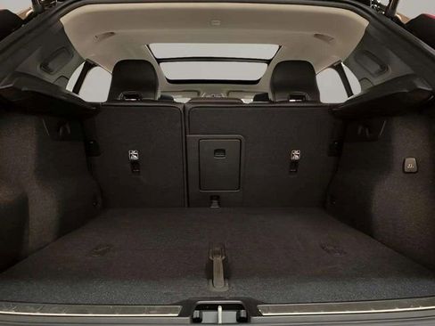 Used 2025 Volvo XC40 B5 Plus image 82