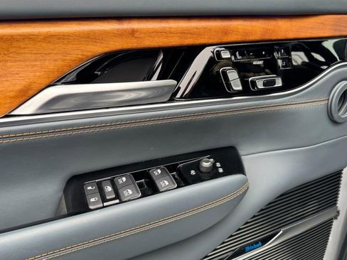 Used 2023 Jeep Grand Wagoneer Series III image 17