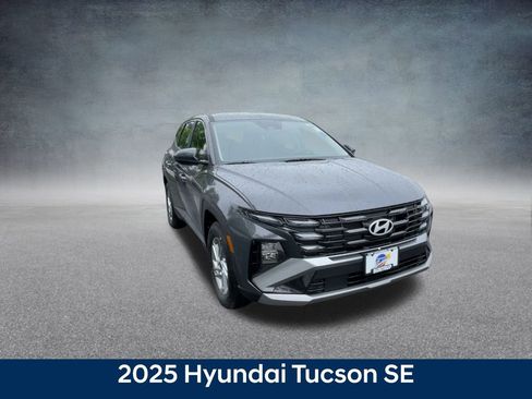 Certified 2025 Hyundai Tucson SE image 3