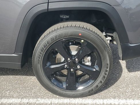 New 2025 Jeep Grand Cherokee Altitude image 5