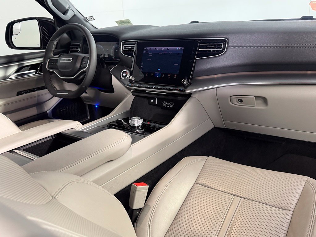 Used 2025 Jeep Wagoneer 4WD image 14