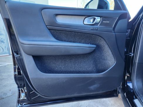 Used 2023 Volvo XC40 B4 Ultimate image 16