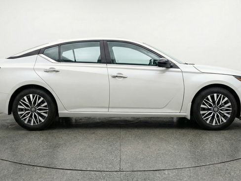 Used 2025 Nissan Altima 2.5 SV image 11