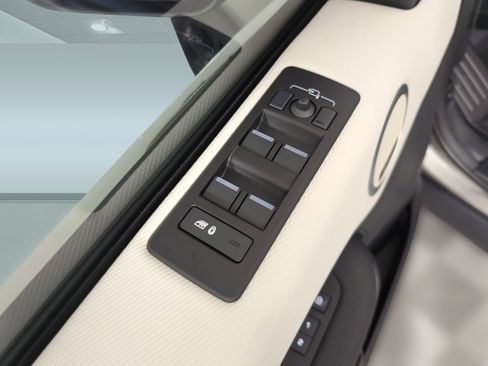 Certified 2025 Land Rover Discovery Dynamic SE image 11