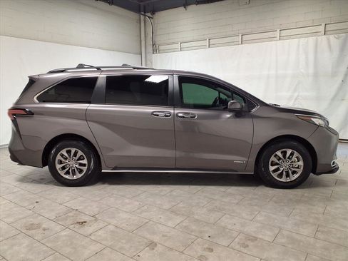 Certified 2021 Toyota Sienna XLE image 10