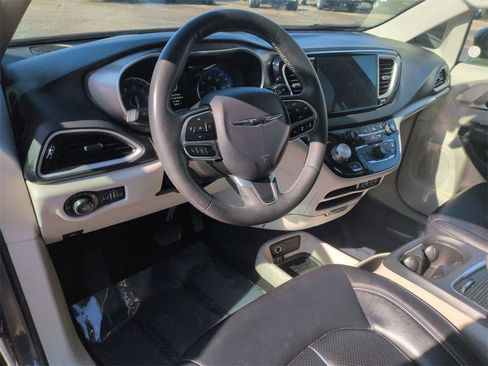 Used 2023 Chrysler Pacifica Touring-L image 11