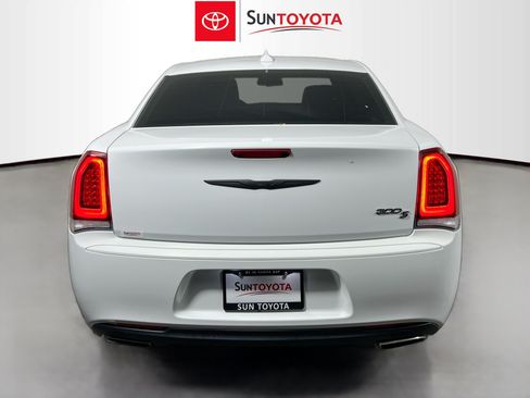 Used 2019 Chrysler 300 S RWD image 5