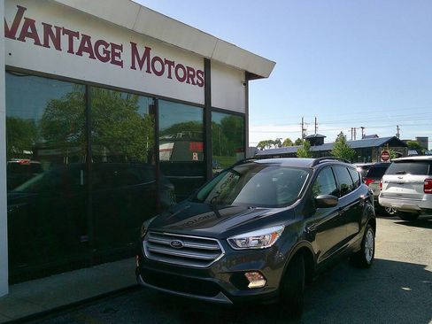 Used 2018 Ford Escape SE w/ SE Sync 3 Package FWD image 1