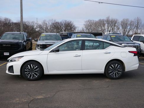 Used 2024 Nissan Altima 2.5 SV image 4