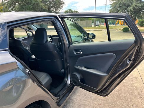 Used 2018 Toyota Prius Prime Premium image 15