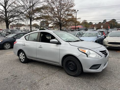 Used 2018 Nissan Versa SV image 5
