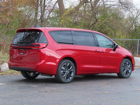 New 2026 Chrysler Pacifica Select AWD/4WD image 3