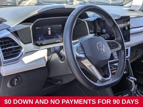 Used 2025 Volkswagen Taos SE AWD/4WD image 14