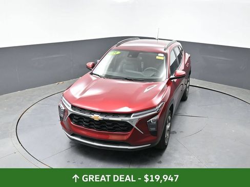 Used 2025 Chevrolet Trax LT FWD image 47