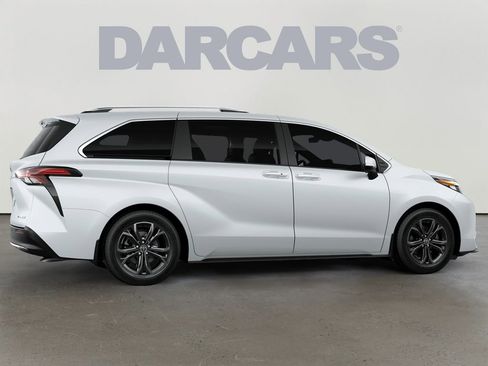 New 2026 Toyota Sienna Platinum image 8