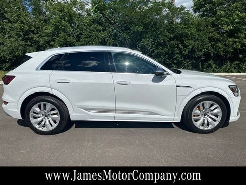 Used 2022 Audi e-tron S Premium Plus AWD/4WD image 4