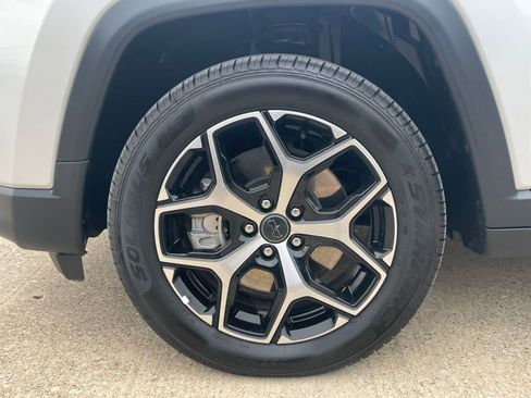 Used 2025 Jeep Compass Limited image 33