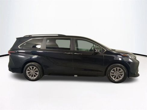 Used 2025 Toyota Sienna XLE image 4
