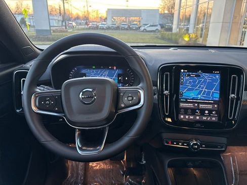 Used 2025 Volvo XC40 B5 Plus image 18