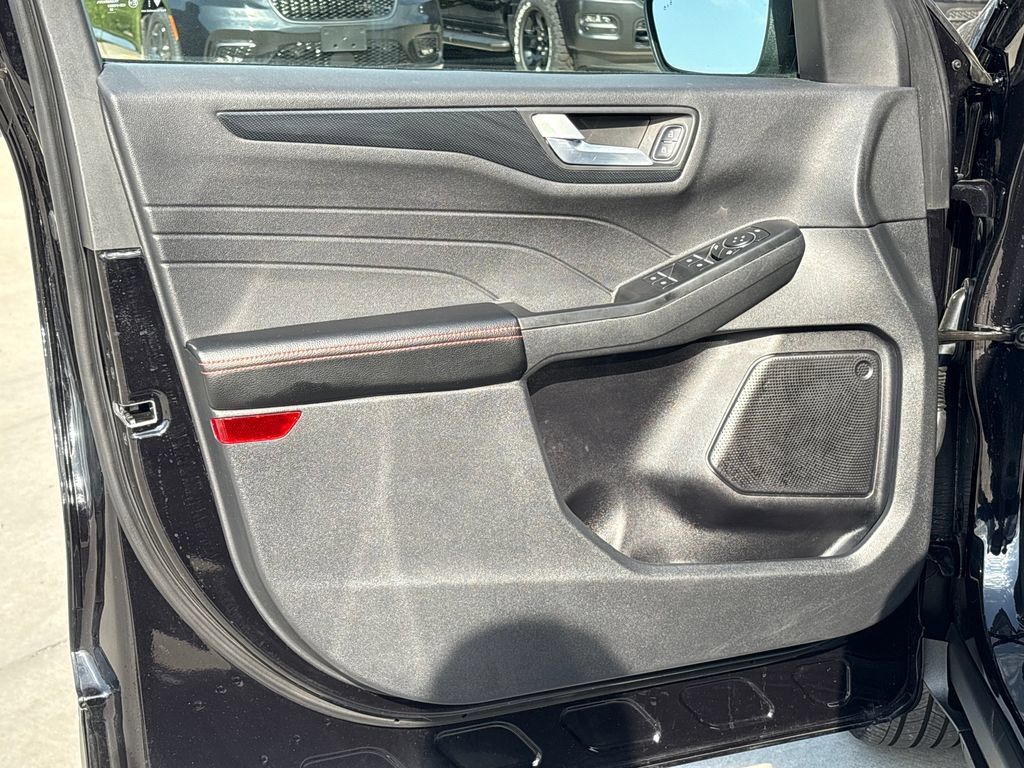 Used 2025 Ford Escape ST-Line Select AWD/4WD image 14